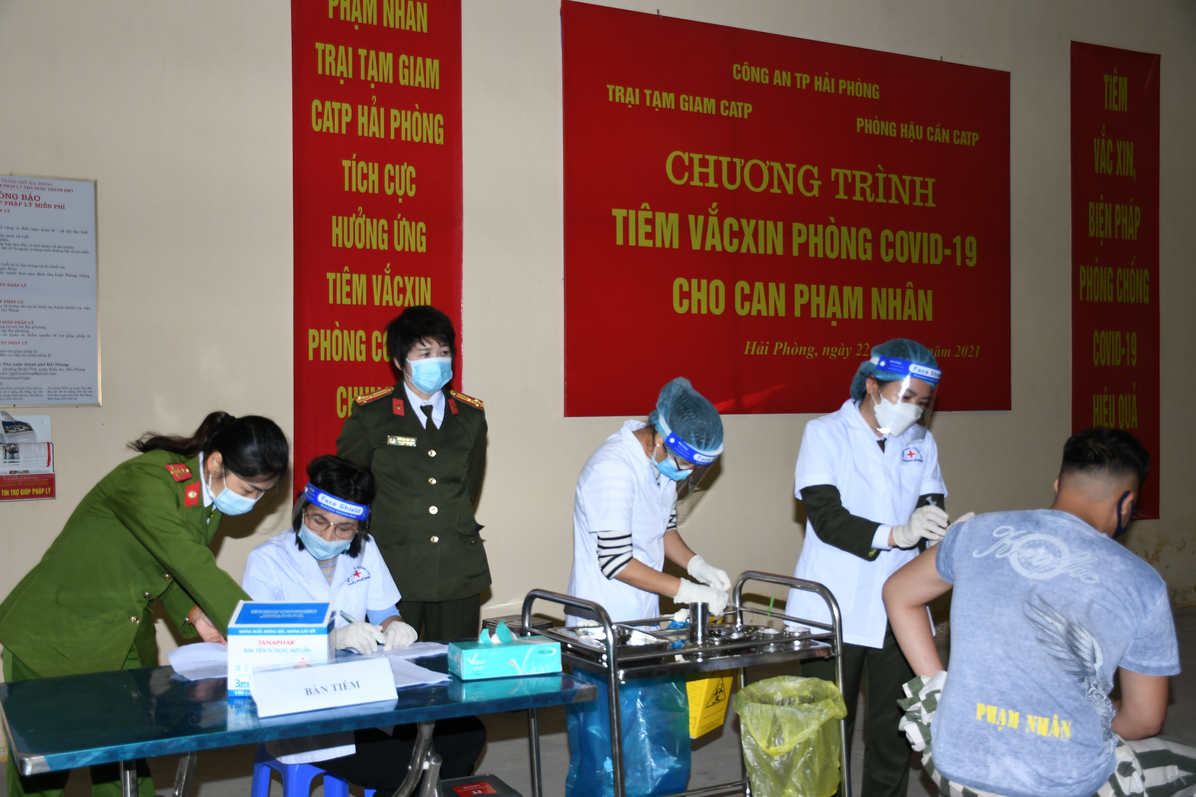 Phòng Hậu cần và Trại Tạm giam CATP: Tiêm vắc xin phòng Covid-19 cho 100% người bị tạm giam, tạm giữ, phạm nhân